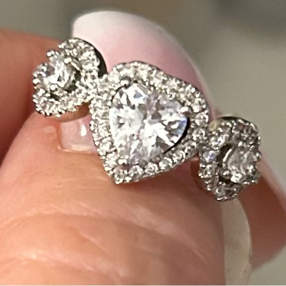 Gorgeous .923 Sterling Silver 3 Stone Heart Ring Size 7 - Picture 2 of 4